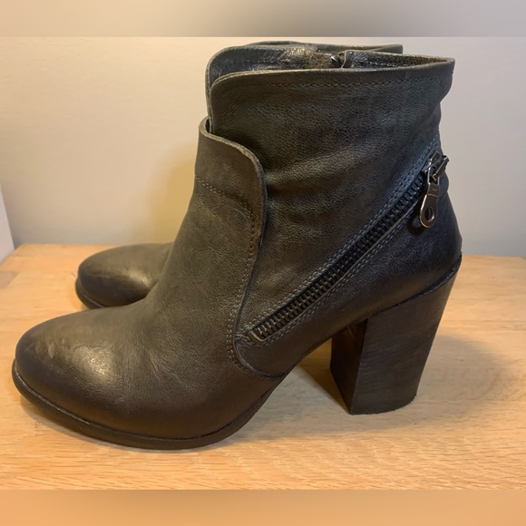 Grey leather zip booties. Size 38.5. Italian made. - Picture 7 of 10